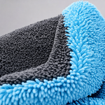 Detalle macro del rizo trenzado y la cara afelpada de la toalla CleanCar 1400GSM