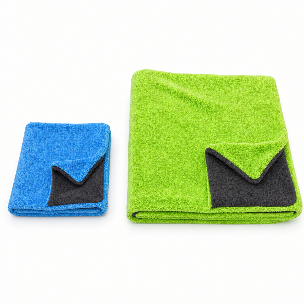 Pack CleanCar 1400GSM: toalla pequeña y toalla grande, en azul y verde